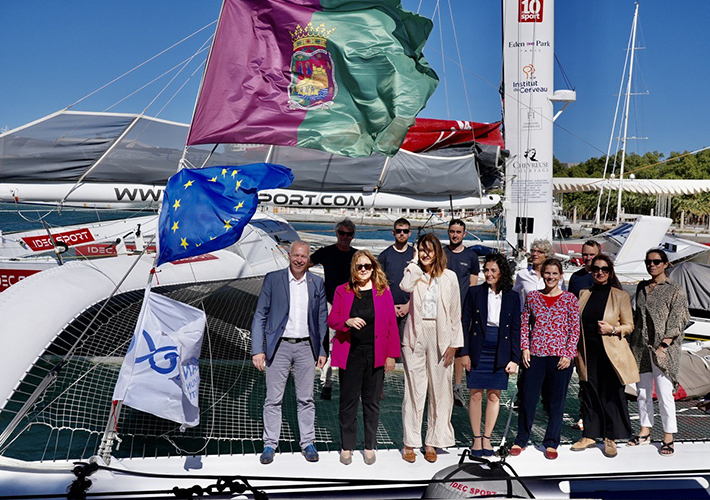 foto Cinco proyectos sostenibles españoles navegan en catamarán hacia el Parlamento Europeo.